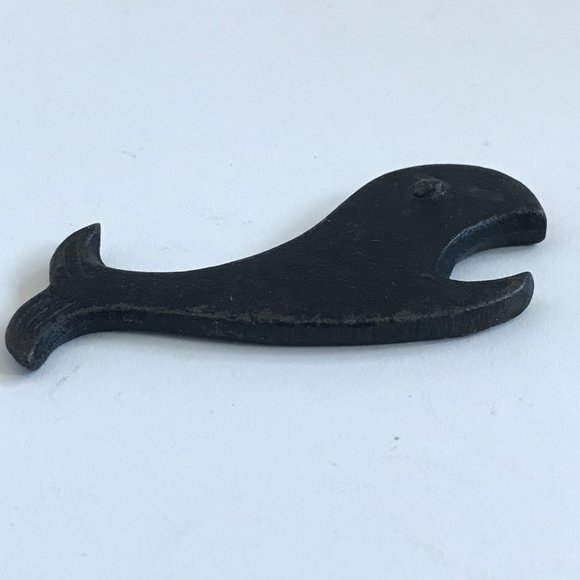 Vintage Mid-Century Modern Cast Iron Whale Pocket Bottle Opener - Picture 4 of 5